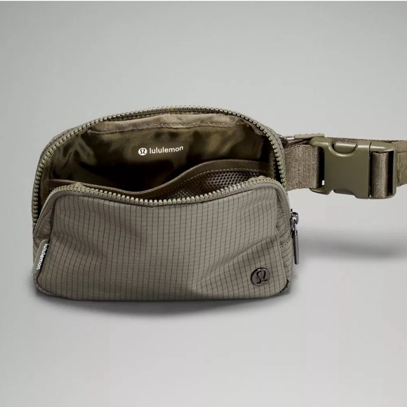 NWT Lululemon Everywhere Belt Bag EBB Carob Brown Black Pattern - Picture 4 of 6